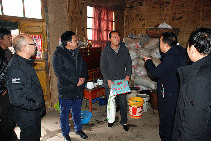 星火機床公司領(lǐng)導(dǎo)前往清水縣年莊村開展“寒冬送溫暖”活動