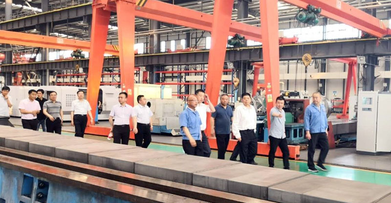 中國中車集團領導一行來星火機床公司參觀考察