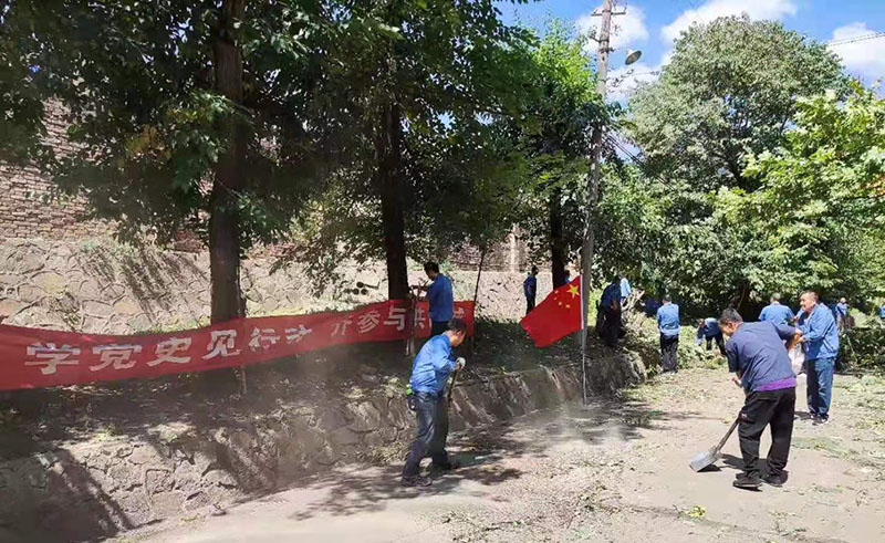 星火機(jī)械制造公司黨員干部義務(wù)勞動(dòng)助力創(chuàng)建文明城市