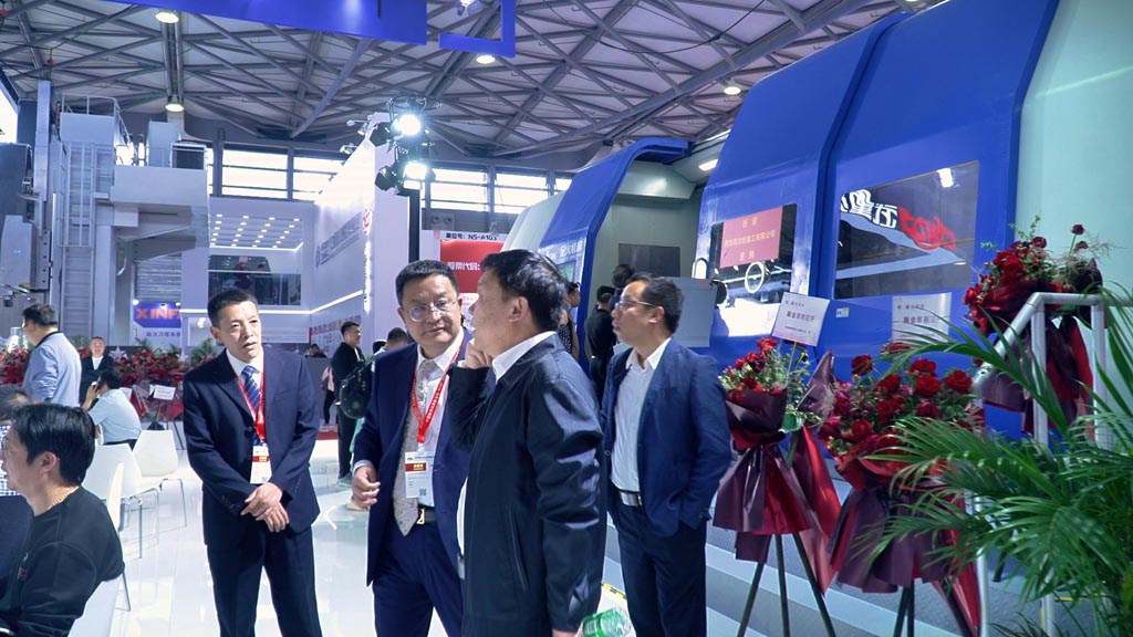 陜柴重工副總經理雷軍訪問星火機床集團公司展位