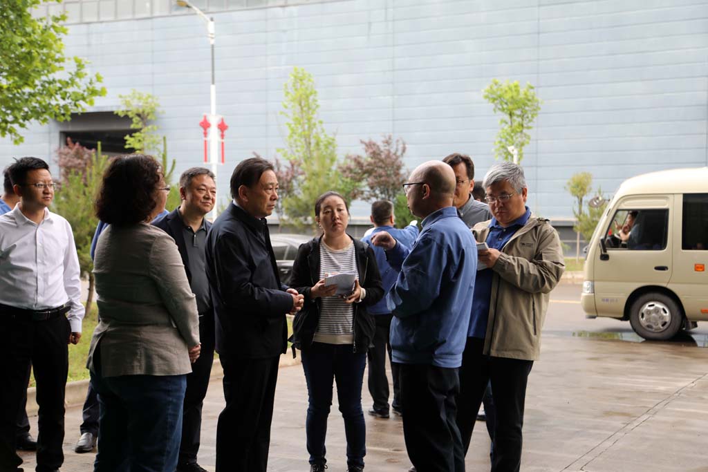 經(jīng)濟(jì)日報社調(diào)研組來星火機(jī)床公司調(diào)研